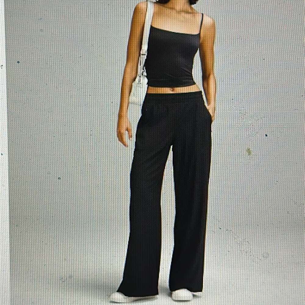 Lululemon Swift mid-rise Wide Leg Pant size 8 color black